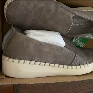 Skechers Womens brown slippers size 7.5